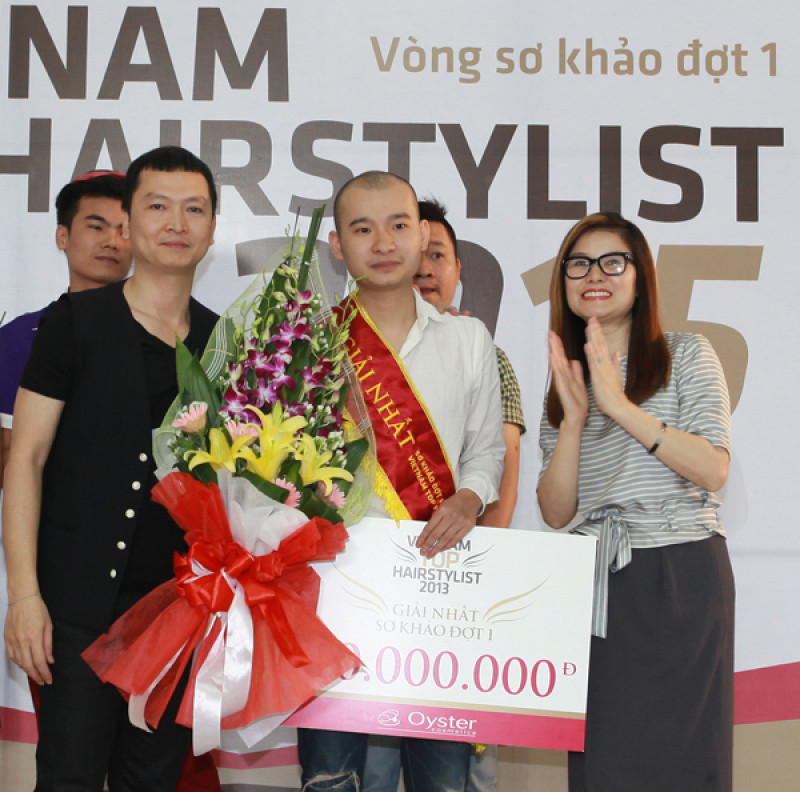 giam khao Hoang Minh Tam va Van Minh Phuong trao giai nhat VSK dot1 cho thi sinh Nguyen The Manh