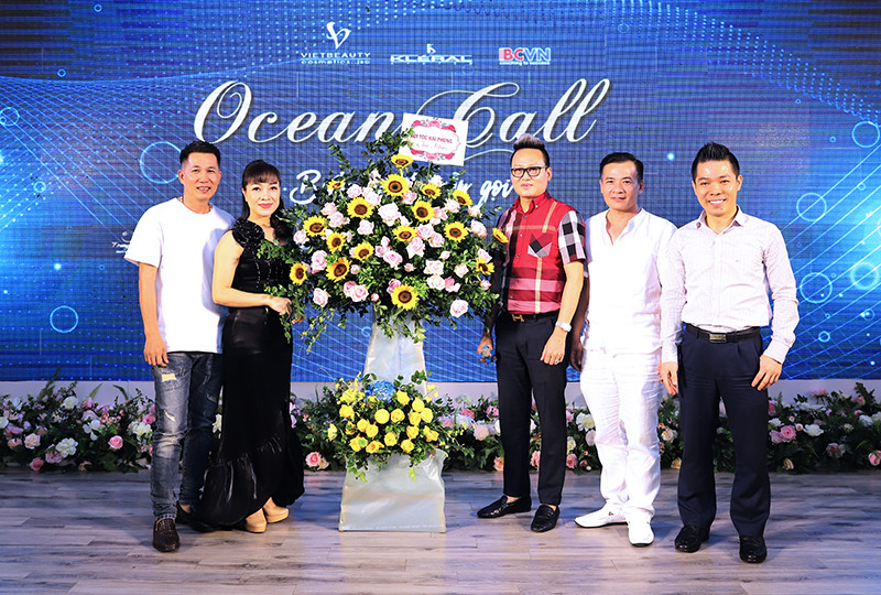 NTMT Văn Sáu và ông Nguyễn Ngọc Sơn đại diện Ban chủ nhiệm Hội tóc Hải Phòng gửi lẵng hoa chúc mừng công ty Vẻ Đẹp Việt