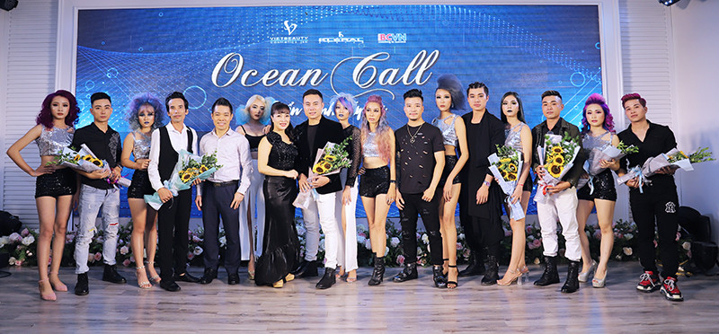 CEO Dương Ngọc Bích và Diễn giả Henry Hà Ngọc Hưng tặng hoa cho Đại sứ thương hiệu Quang Trường và các NTMT trẻ Hải Phòng thực hiện bộ sưu tập Ocean Call